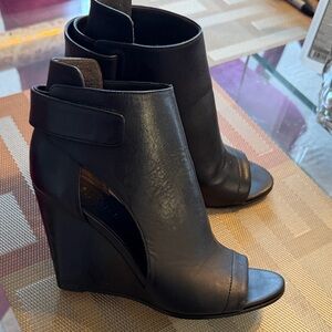 Vince black size 6 good condition sandal 850 $was very stylish